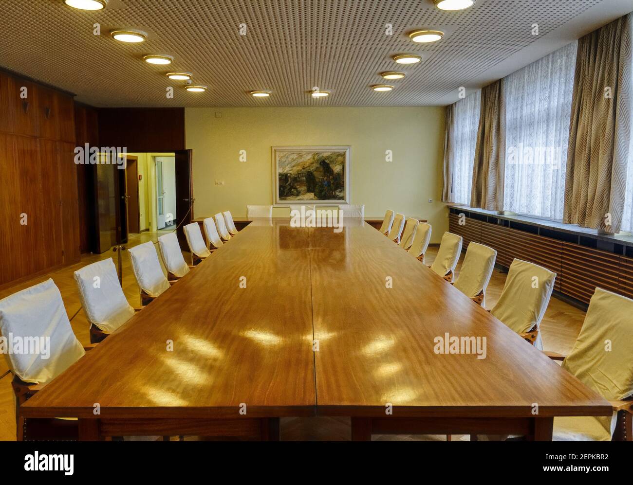 La mesa de conferencias en la oficina de Erich Mielke en el Museo Stasi, Berlín, Alemania Foto de stock