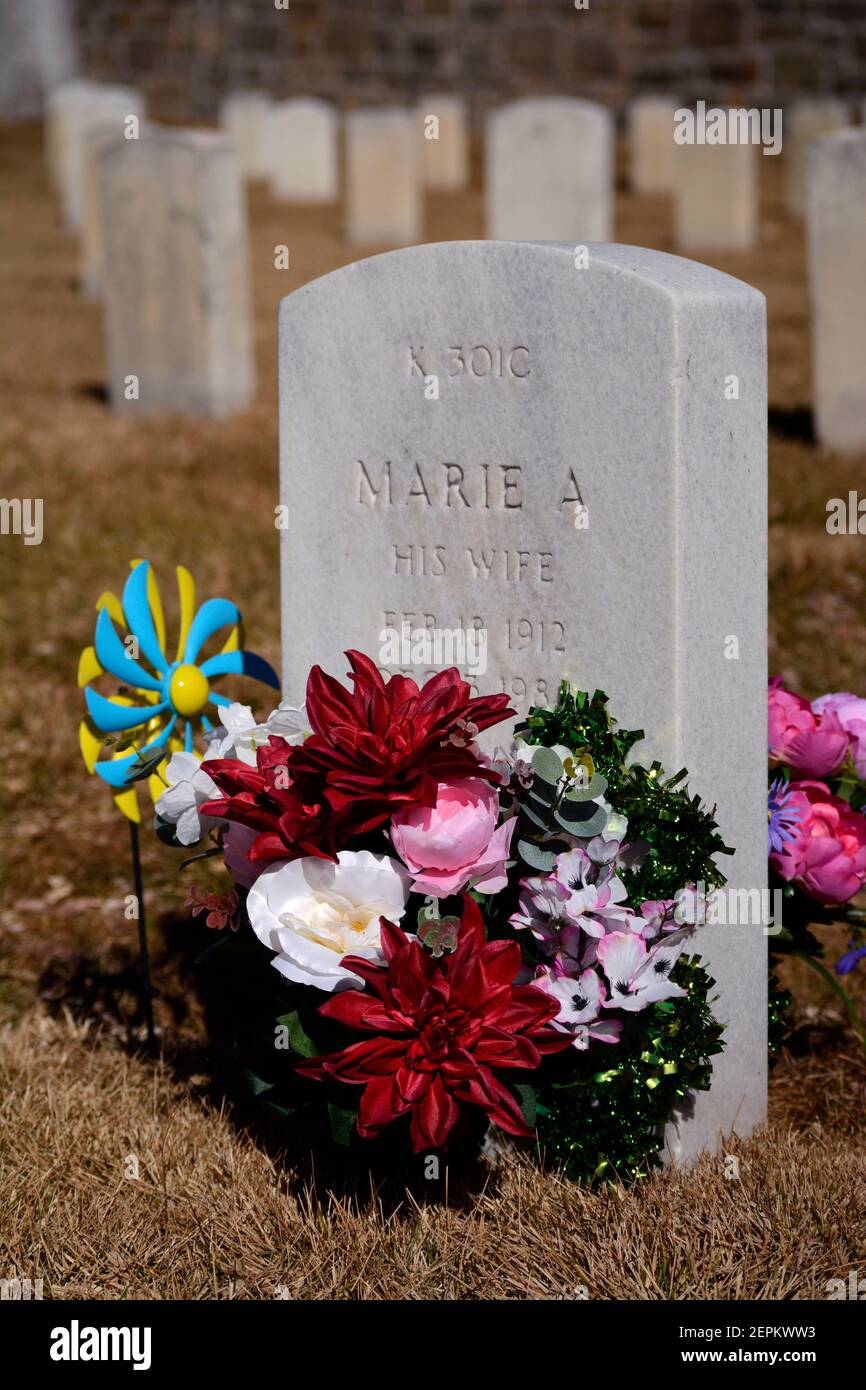 Flores artificiales decoraron la tumba de la viuda de un veterano