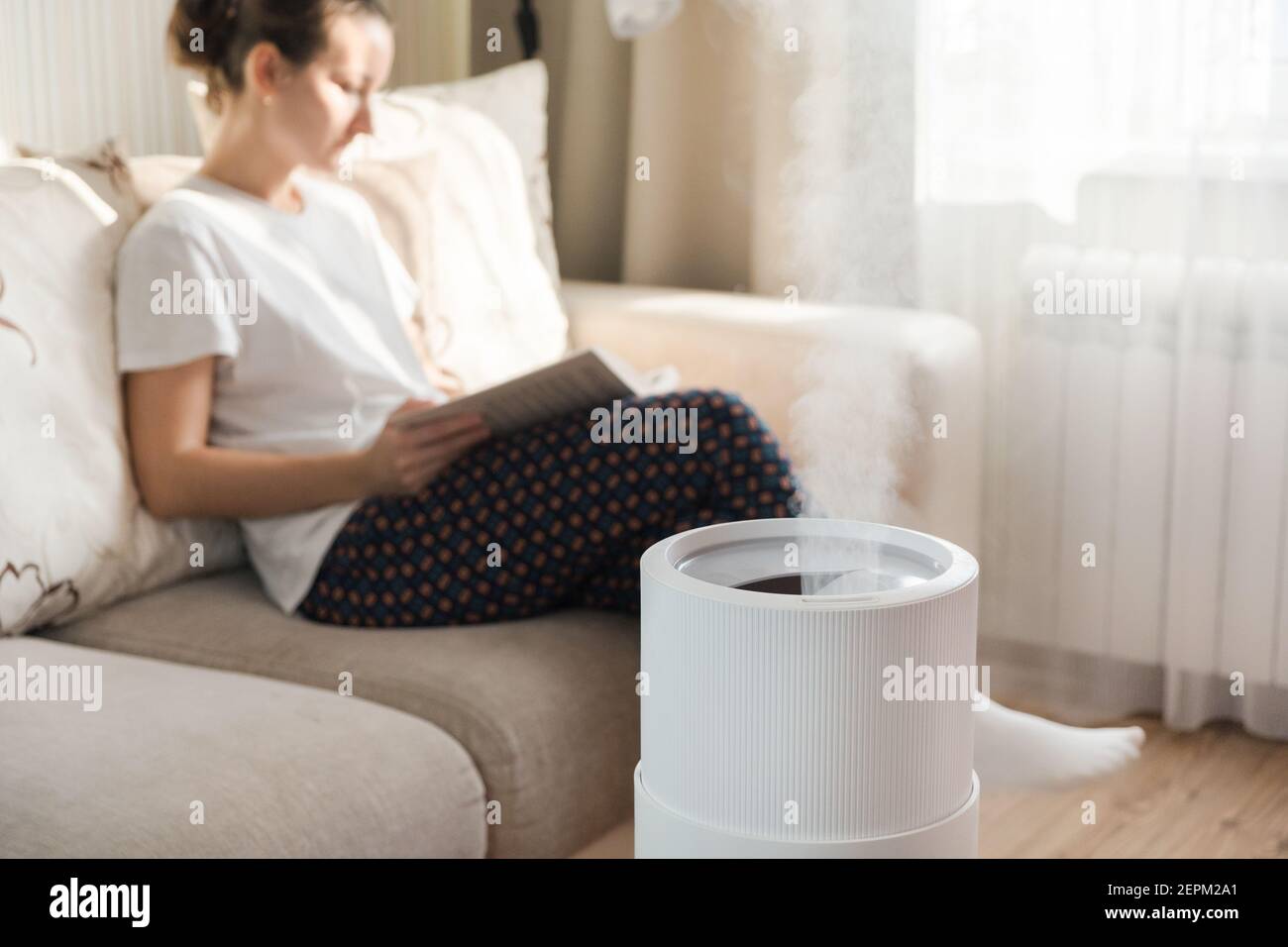 Humidificador de aire moderno, difusor de aceite aromático en casa. Mejorar  la comodidad de vivir en una casa, mejorar el bienestar. Tecnología de  vapor ultrasónico Fotografía de stock - Alamy