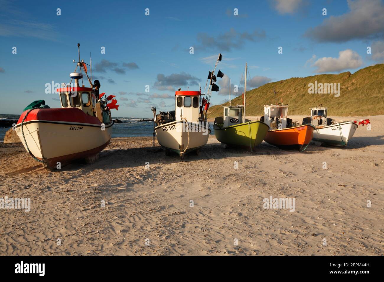 Barcos de pesca en la playa de Lønstrup, Dinamarca Foto de stock