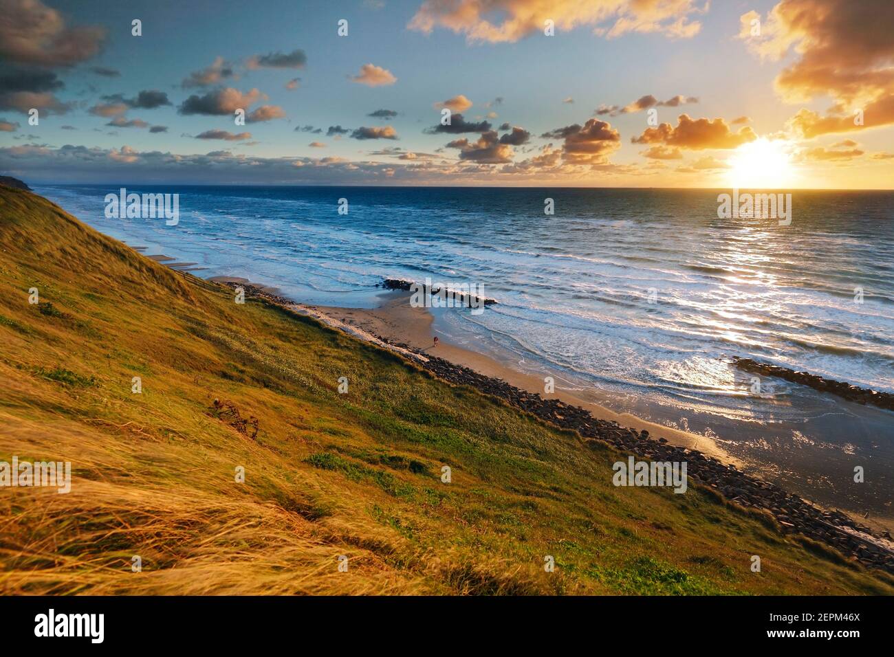 Puesta de sol en la costa de Lønstrup, Danmark; Lonstrup, Dinamarca Foto de stock