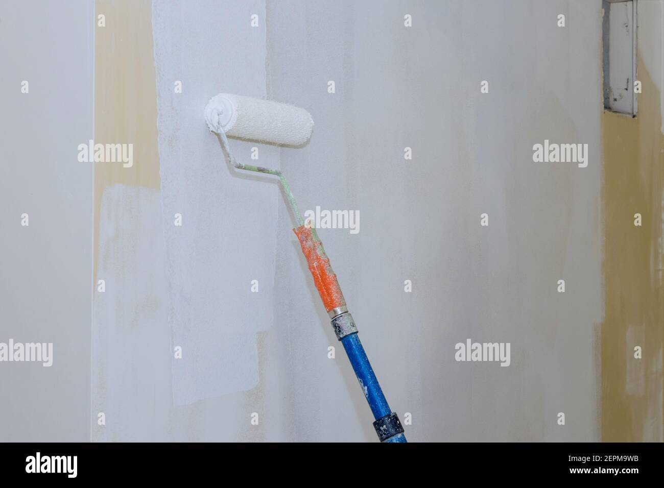 Pintura de las paredes en una imprimación sobre la reparación del color  blanco en una casa para pintar paredes Fotografía de stock - Alamy