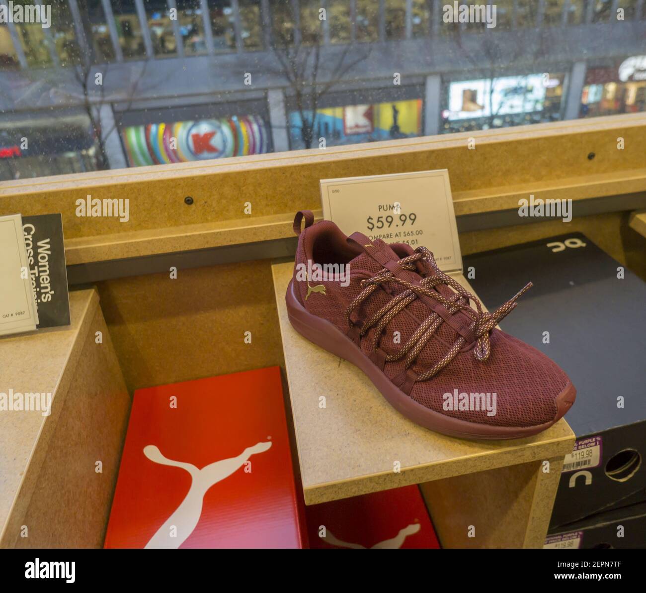 Un zapatero de Marca Puma en exhibición en una tienda de zapatos en Nueva  York el viernes, 12 de enero de 2018. La empresa francesa Kering se  desvenderá de Puma, devolviendo el