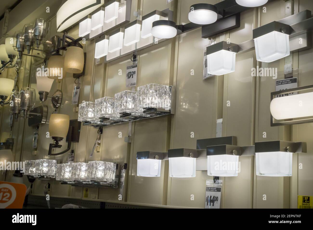 Los accesorios de iluminación en exhibición en una tienda Home Depot en el  barrio Chelsea de Nueva York el jueves, 18 de enero de 2018. El indicador  principal de la actividad de