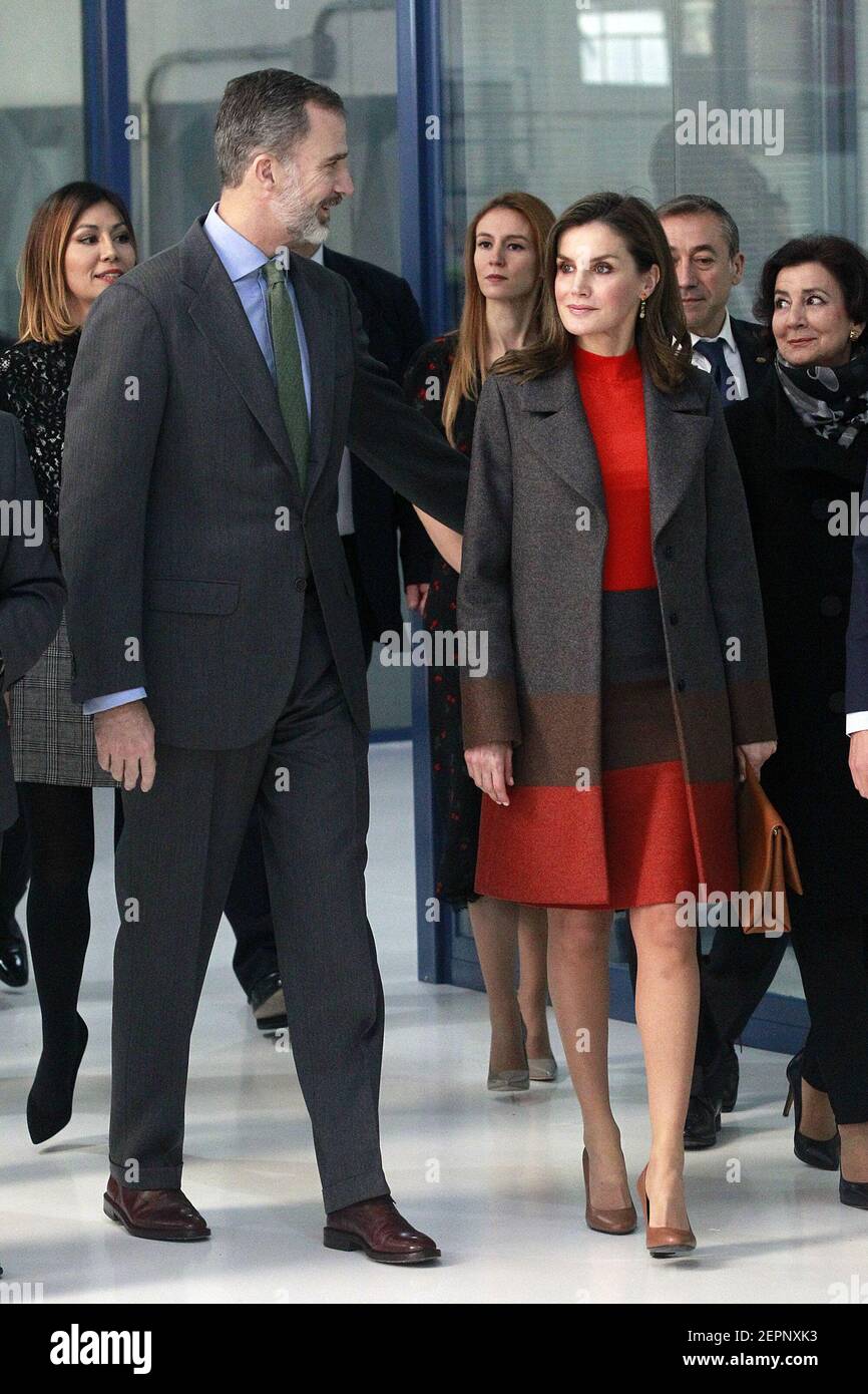 El rey Felipe VI de España y la reina Letizia de España durante la visita a  las instalaciones de la empresa española de ropa deportiva JOMA Sports. 19  de enero de 2018. (