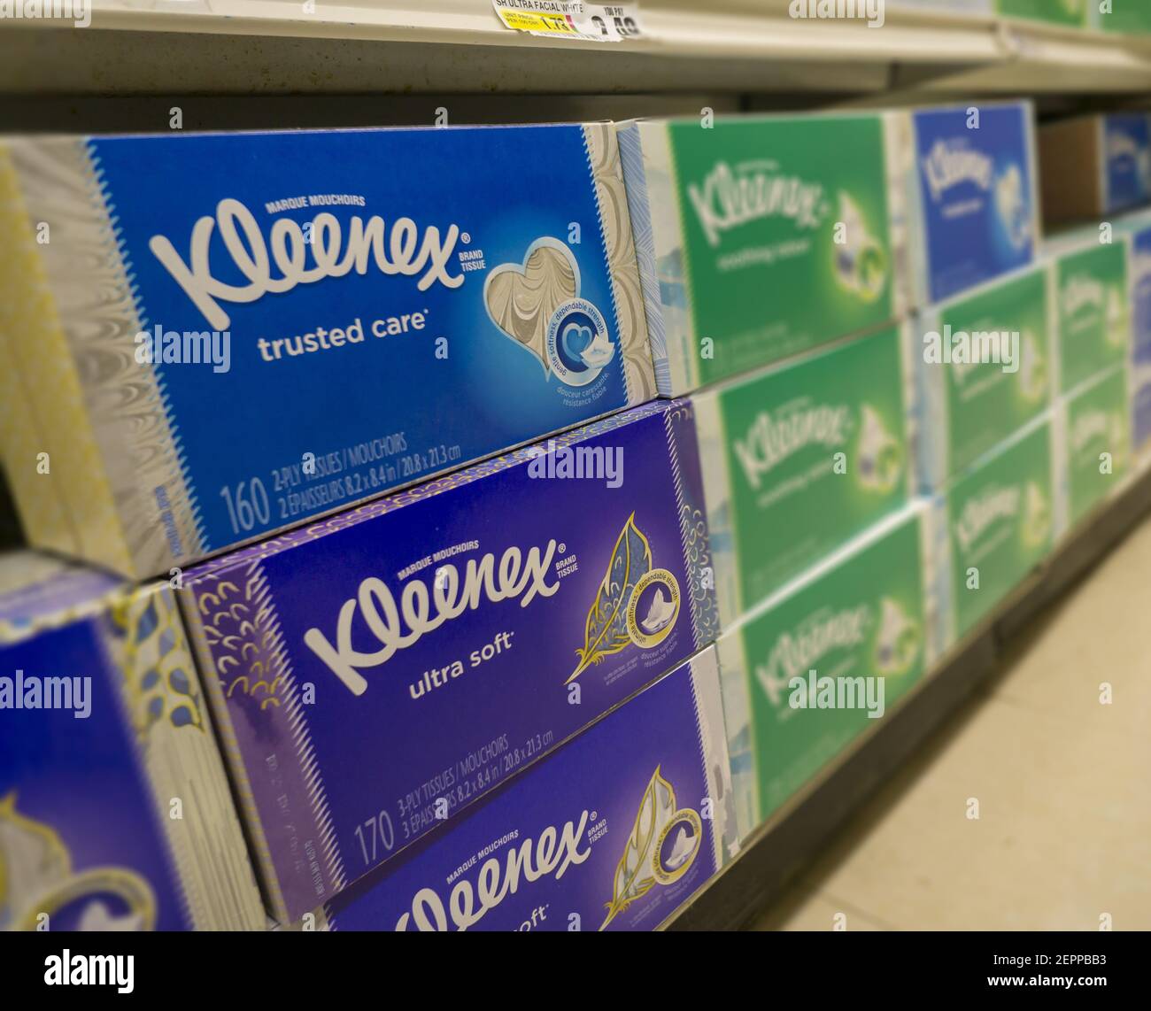 Las cajas de pañuelos de la Marca Kleenex de Kimberly-Clark se ven en una  estantería de supermercado el martes, 23 de enero de 2018. Kimberly-Clark  anunció que recortará 5000 puestos de trabajo,