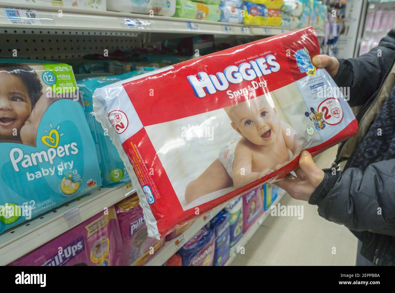 Un comprador elige un paquete de pañales desechables Marca Huggies por  Kimberly-Clark en un supermercado en Nueva York el martes, 23 de enero de  2018. Kimberly-Clark anunció que recortará 5000 puestos de