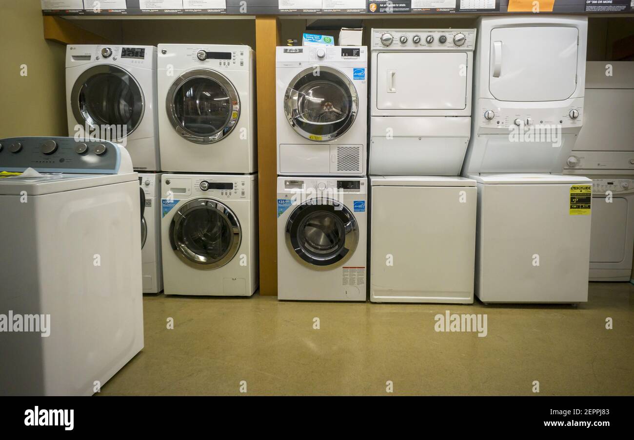 Varias marcas de lavadoras y secadoras residenciales en exhibición en un  Home Depot en Nueva York el viernes, 26 de enero de 2018. LG anunció que va  a aumentar sus precios debido