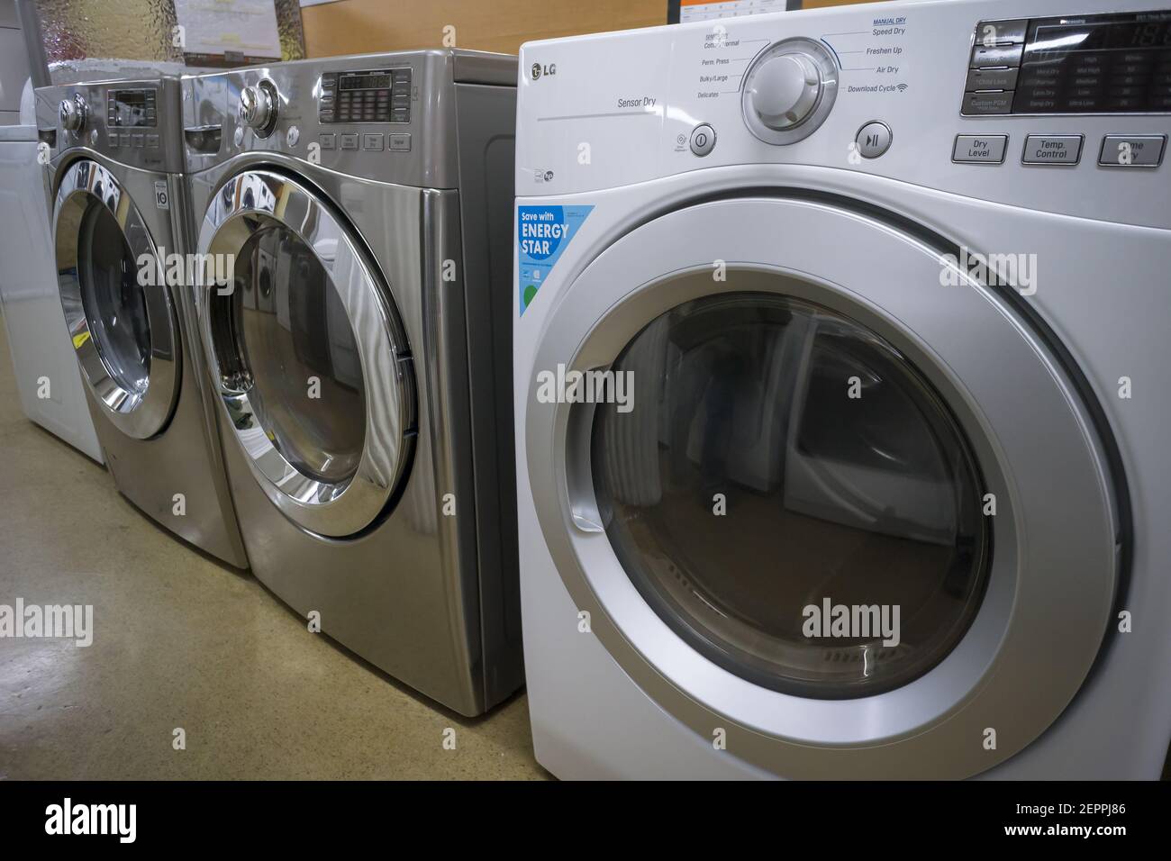 Las lavadoras de Marca LG se exhiben en un Home Depot en Nueva York el  viernes, 26 de enero de 2018. LG anunció que va a aumentar sus precios  debido a la