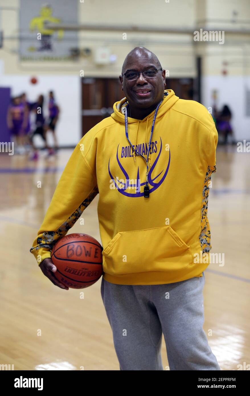 Kennard Johnson, la entrenadora de baloncesto de las niñas en Bowen
