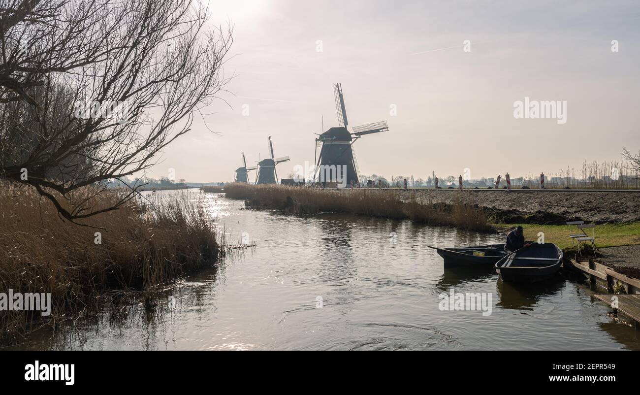 Típica escena holandesa con molinos de viento a lo largo de la orilla Foto de stock