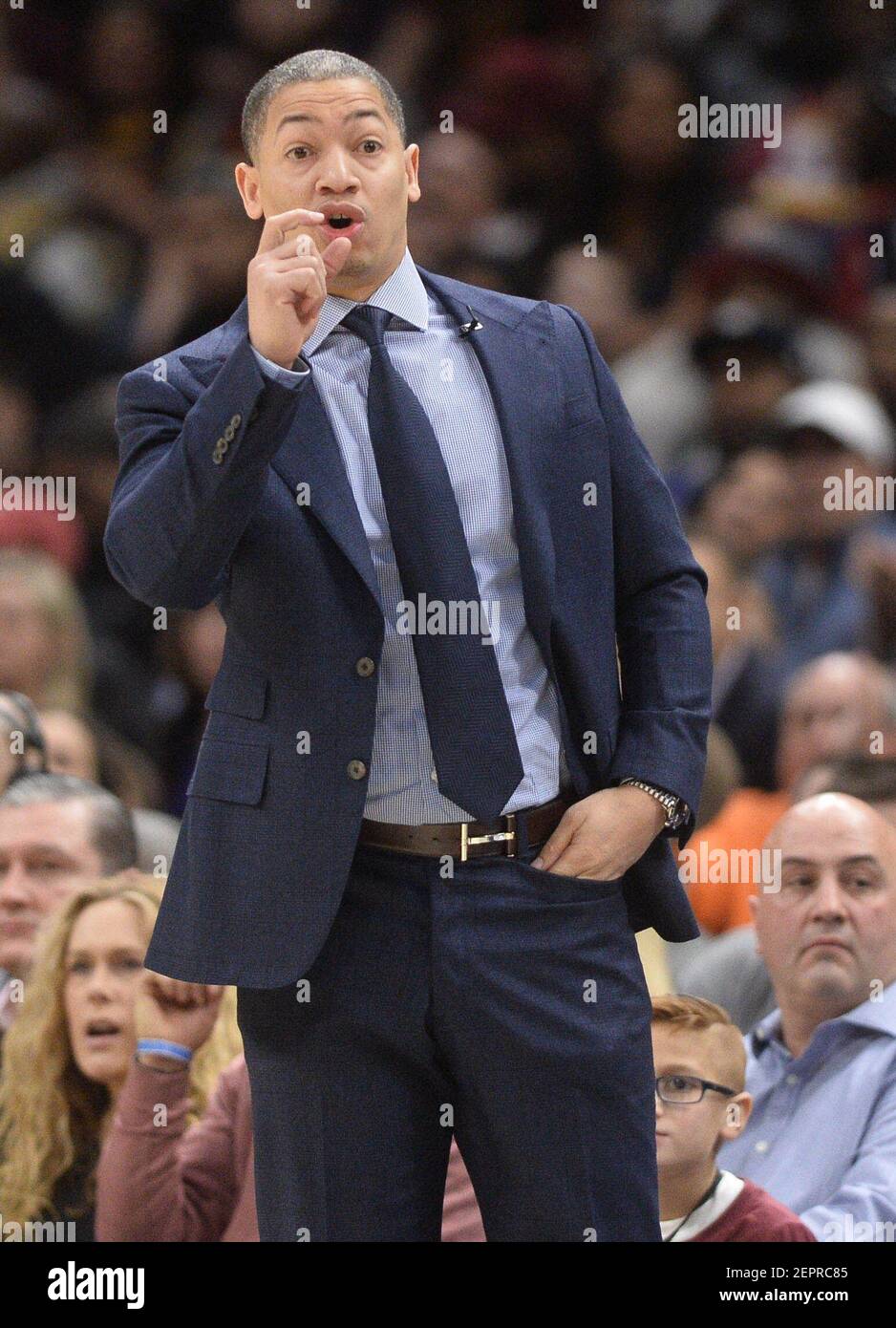 3 de febrero de 2018; Cleveland, OH, EE.UU.; Cleveland Cavaliers entrenador  principal Tyronn Lue durante la primera mitad contra los Houston Rockets en  Quicken Loans Arena. Crédito obligatorio: Ken Blaze-USA HOY Deportes