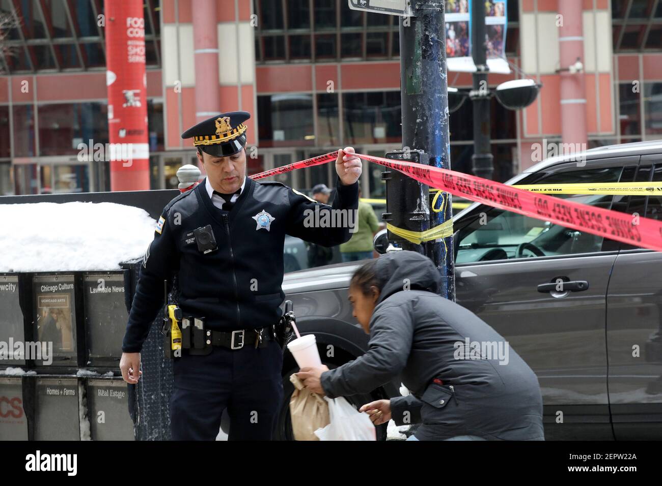 Guardia policial la escena del crimen después de que un oficial de policía fuera de servicio de Chicago fue baleado en el Centro James R. Thompson el martes, 13 de febrero de 2018 en Chicago, Ill. (Foto de John J. Kim/Chicago Tribune/TNS/Sipa USA) Foto de stock