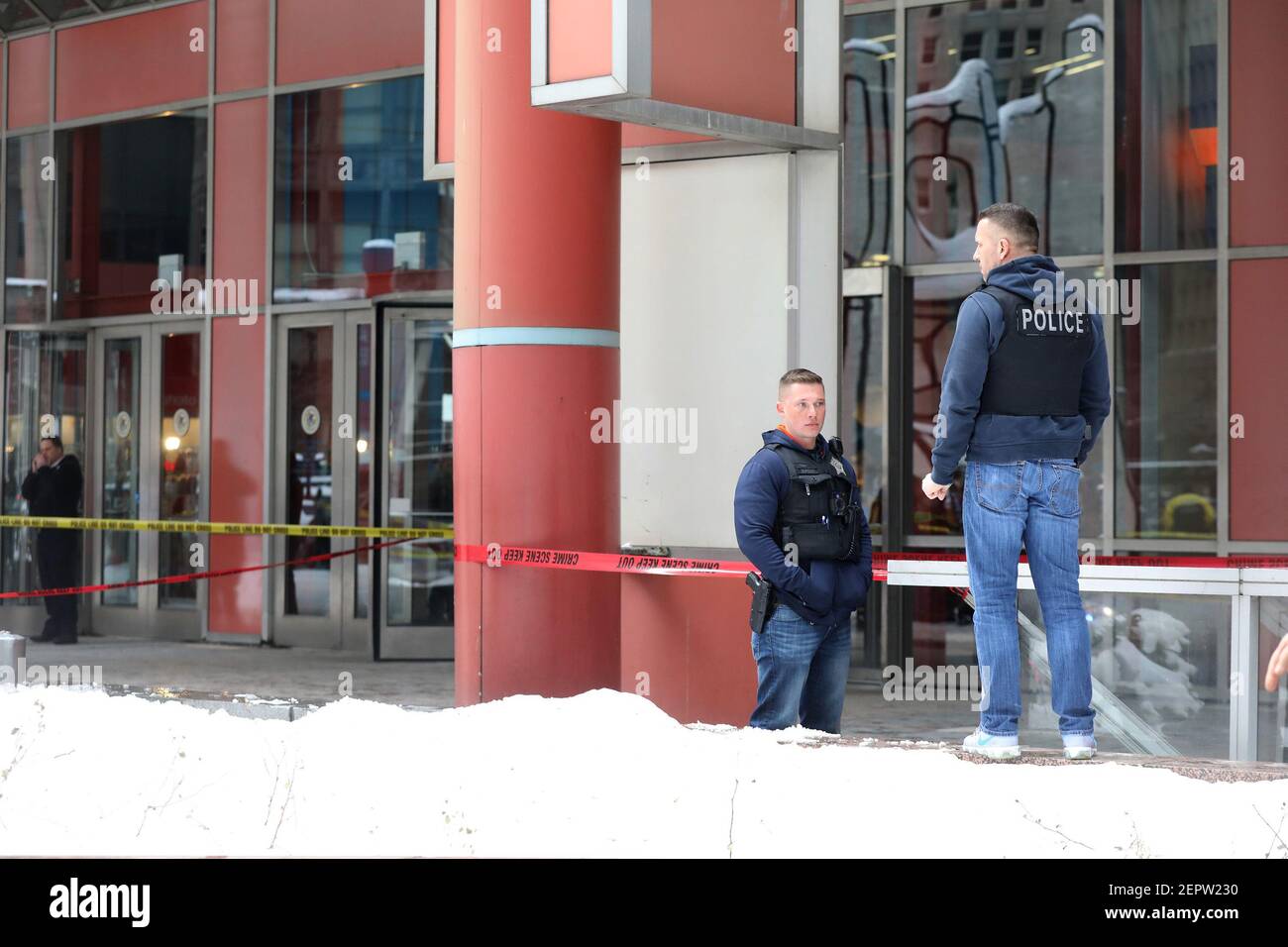 Guardia policial la escena del crimen después de que un oficial de policía fuera de servicio de Chicago fue baleado en el Centro James R. Thompson el martes, 13 de febrero de 2018 en Chicago, Ill. (Foto de John J. Kim/Chicago Tribune/TNS/Sipa USA) Foto de stock