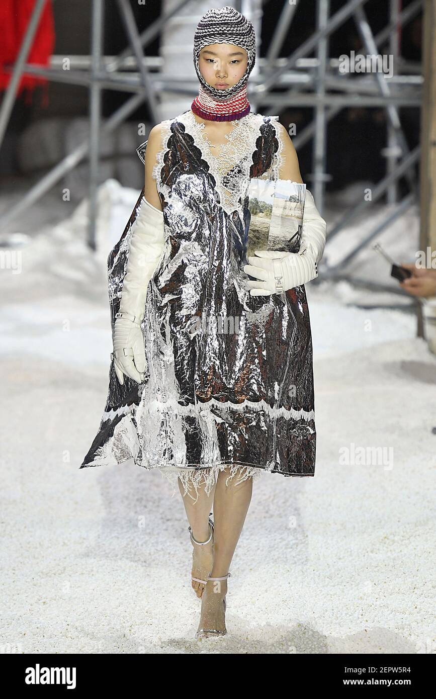 Model Yoon Young Bae camina en la pista durante el Calvin Klein Fashion  Show durante el invierno de otoño de 2018-2019 de la mujer de Nueva York  celebrado en Nueva York, NY