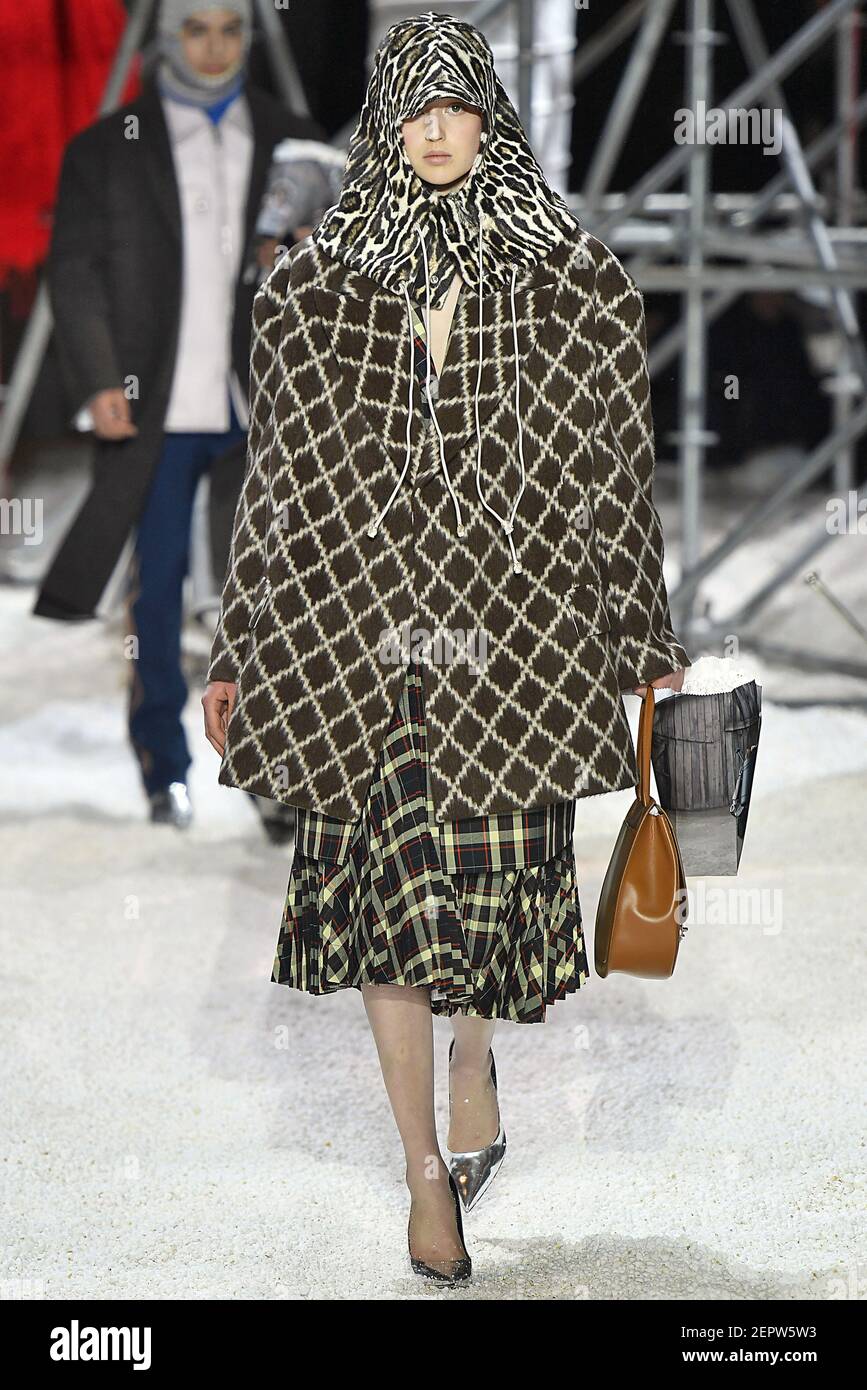 Modelo Soso Korell camina en la pista durante el Calvin Klein Fashion Show  durante el invierno de otoño de 2018-2019 para mujeres de Nueva York,  celebrado en Nueva York, NY el 13