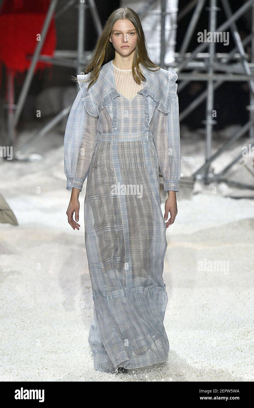 Modelo Natalie Ogg camina en la pista durante el Calvin Klein Fashion Show  durante el invierno de otoño 2018-2019 de la mujer de Nueva York celebrado  en Nueva York, NY el 13