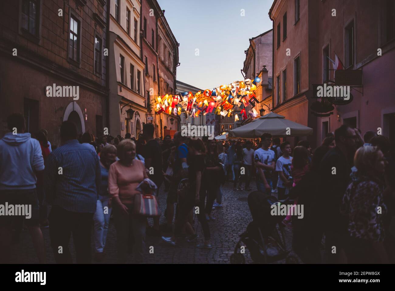 Lublin, Polonia - 1 de junio de 2019: Calle Złota abarrotada durante la Noche de la Cultura (NOC Kultury) en el casco antiguo Foto de stock