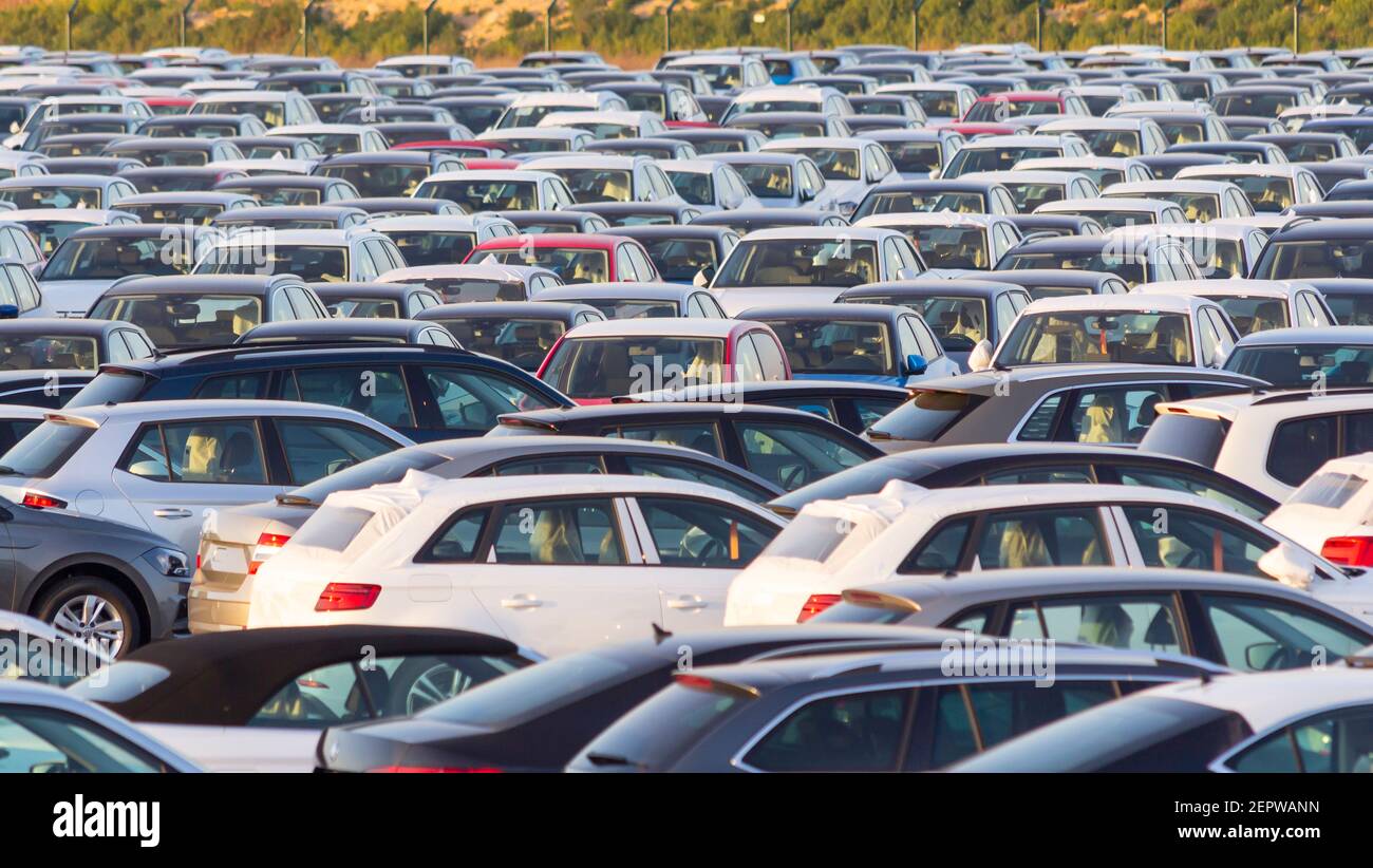 Importación de coches nuevos para la venta en un aparcamiento Foto de stock