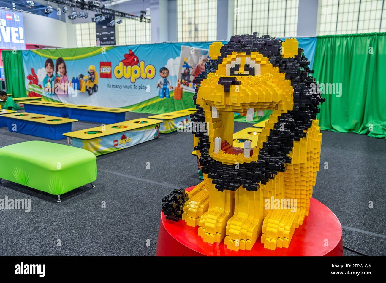 Las creaciones de LEGO y las estaciones de trabajo interactivas se ven en  una vista previa de prensa de apertura para LEGO Live NYC en Pier 36 en  Nueva York, NY, EE.UU.