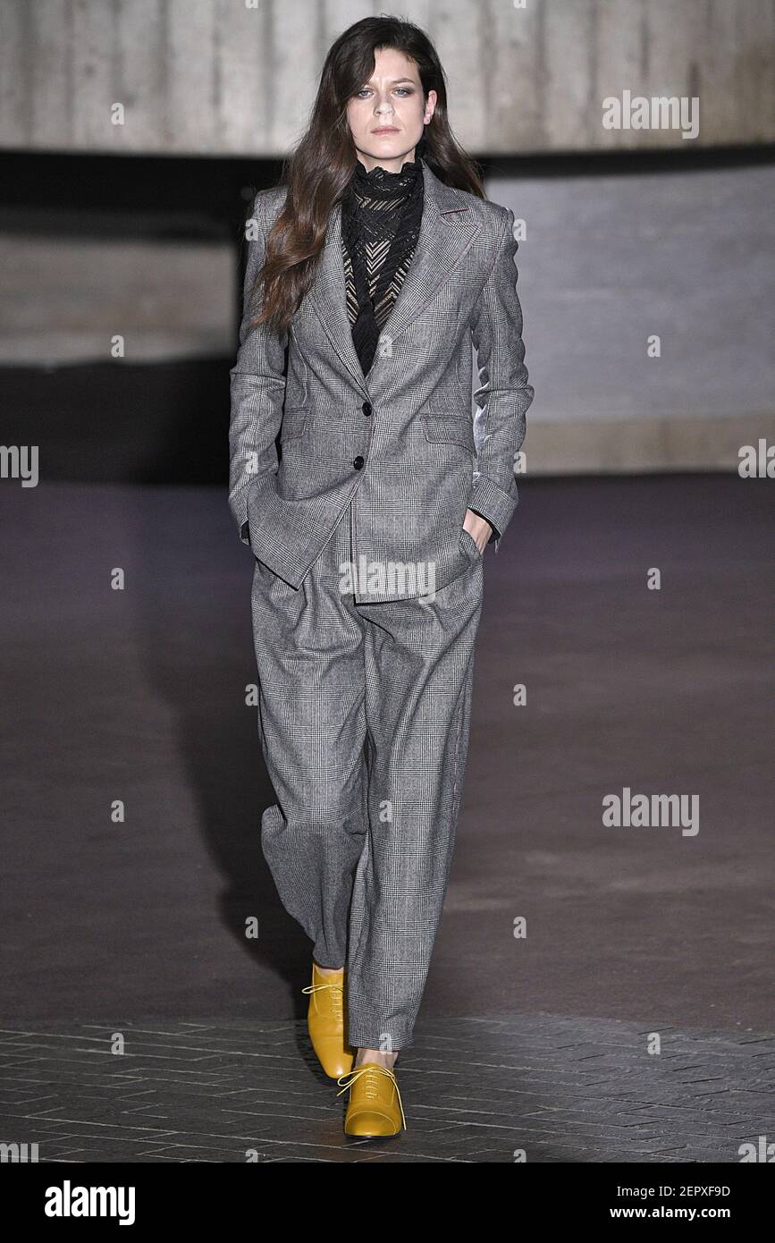 El modelo Eden Clark camina en la pista durante el Roland Mouret Fashion  Show durante el otoño de invierno de 2018-2019 de la mujer de Londres,  celebrado en Londres, Inglaterra el 18