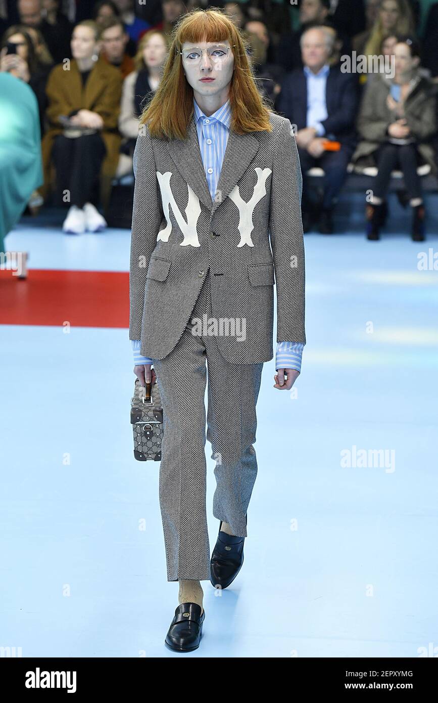 Modelo Tex Santos-Shaw camina en la pista durante el Gucci Fashion Show  durante el otoño de invierno 2018-2019 de Milan Womenswear celebrado en  Milán, Italia el 21 de febrero de 2018. (Foto