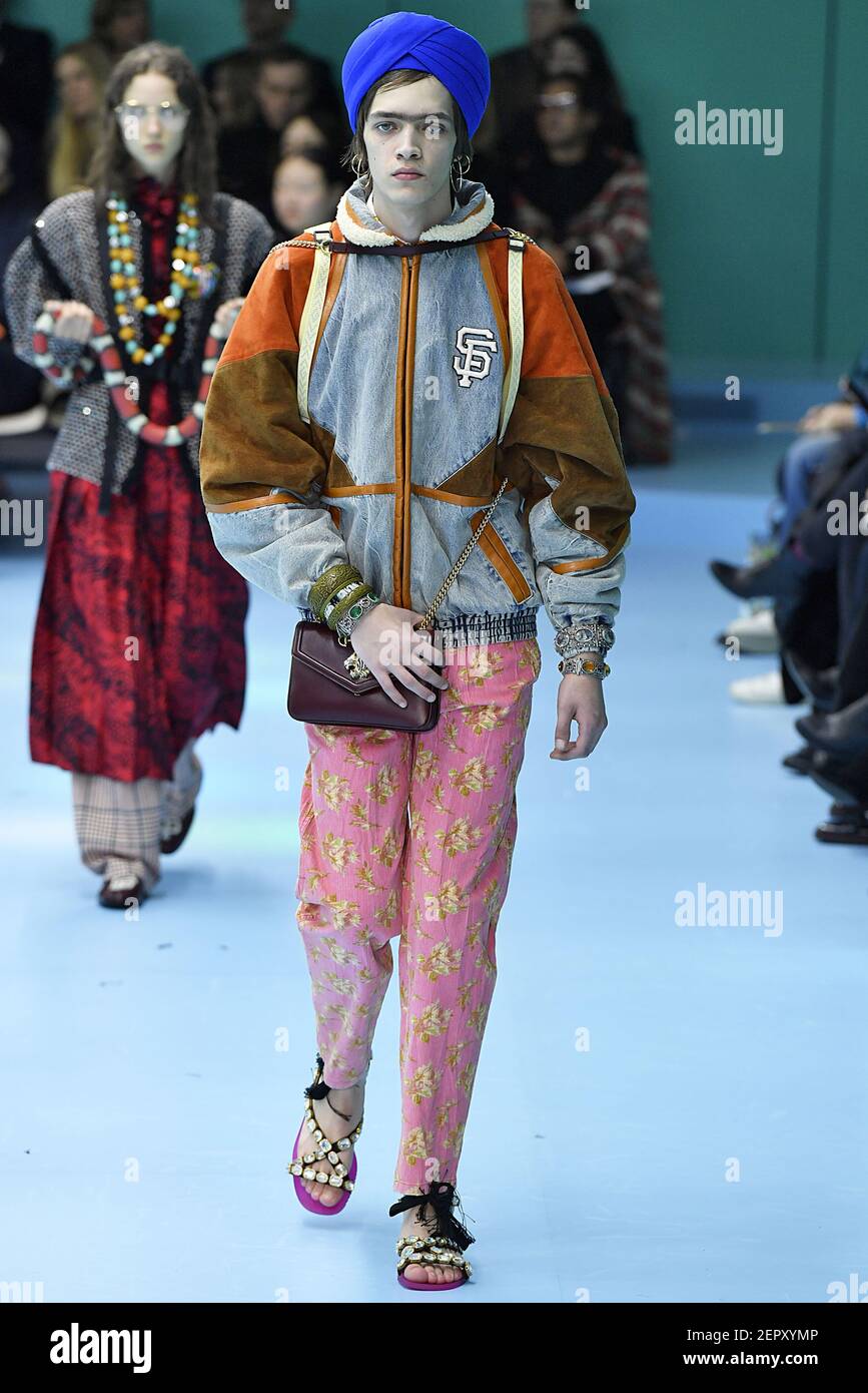 Modelo camina en la pista durante el Gucci Fashion Show durante Milán Womenswear Otoño Invierno 2018-2019 en Milán, Italia el 21 de febrero de 2018. (Foto de Jonas Gustavsson/Sipa USA Fotografía