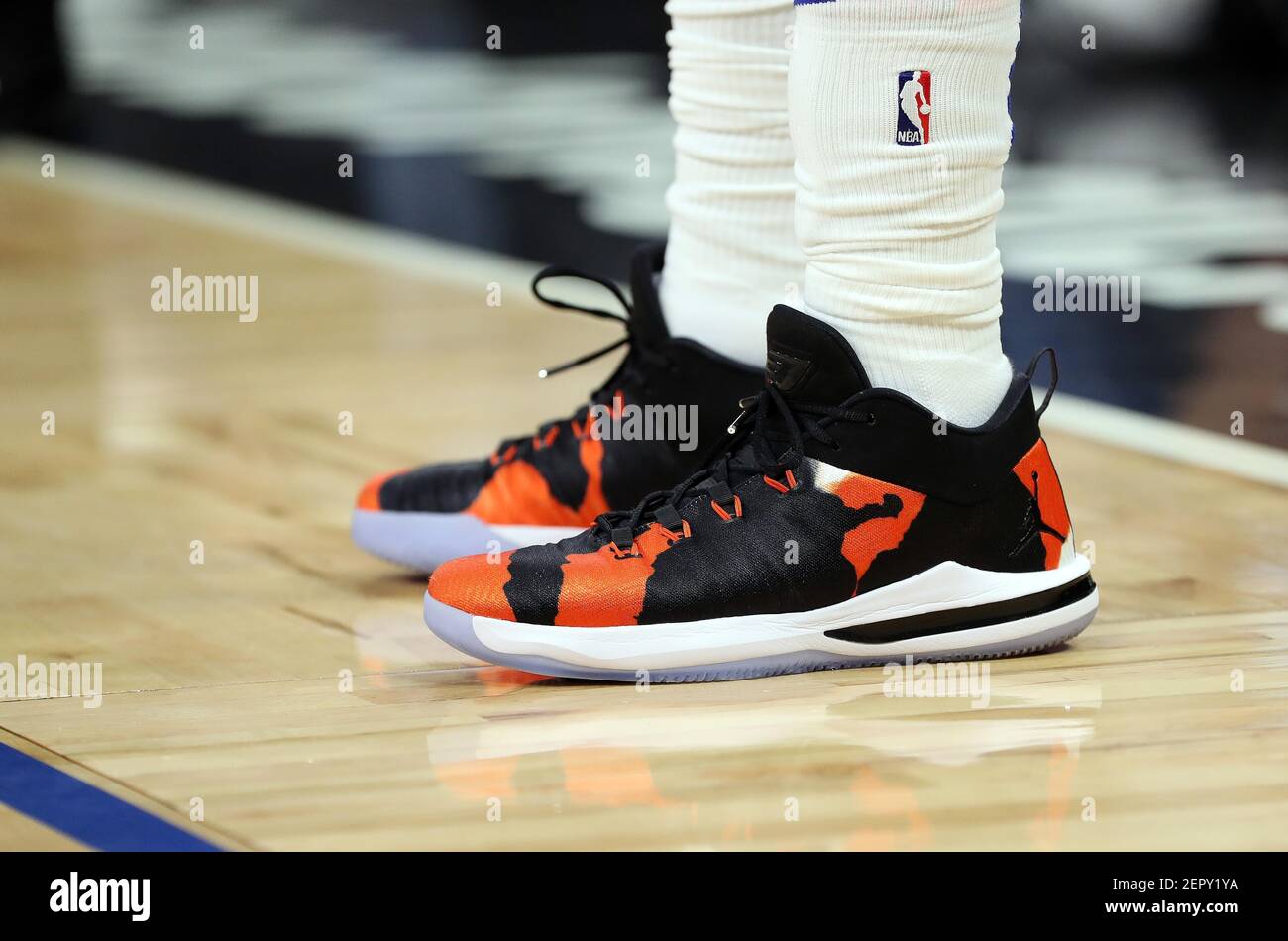 22 de febrero de 2018; Orlando, FL, EE.UU.; Nueva York Knicks Forward Tim  Hardaway Jr. (3) detalle de sus zapatillas Jordan Nike durante el segundo  cuarto en Amway Center. Crédito obligatorio: Kim