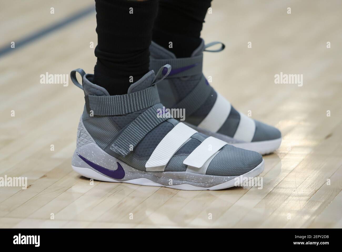 22 de febrero de 2018; Sacramento, CA, EE.UU.; Una vista detallada de los zapatos  Nike usados por Sacramento Kings Center Willie Cauley-Stein (00) antes de  un partido contra el Trueno de la