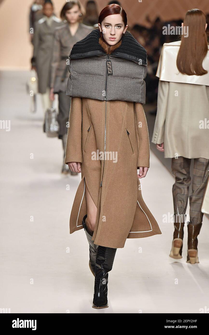 camina en pista durante la Feria de la Moda de Fendi durante la Semana la Moda Milán Womenswear Otoño Invierno 2018-2019 celebrado en Milán, Italia el 22 de