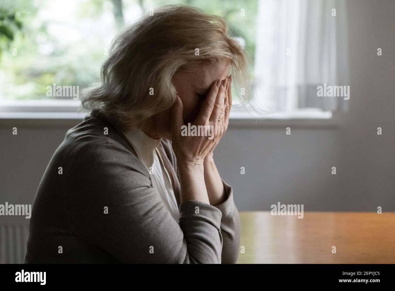 Deprimida mujer madura de los 60 años de edad que atraviesa la crisis  Fotografía de stock - Alamy