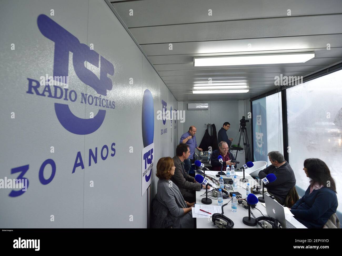 Porto, 01/03/2018 - emisión del 30º aniversario de la radio TSF: Emitido  desde la estación largo do Trindade en Oporto. Número con Fernando Alves  (Pedro Granadeiro / Global Imagens Fotografía de stock - Alamy