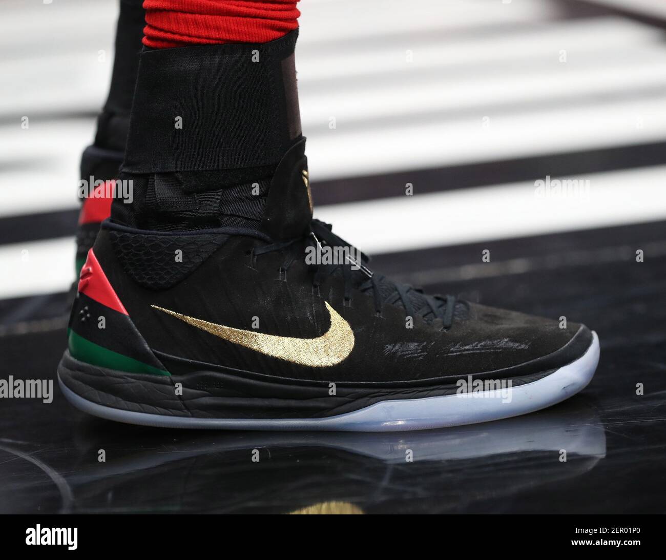 1 de marzo de 2018; Portland, OR, EE.UU.; Zapatos Nike usados por Portland  Trail Blazers adelante al-Farouq Aminu (8) contra los Timberwolves de  Minnesota en Moda Center. Crédito obligatorio: Jaime Valdez-USA HOY