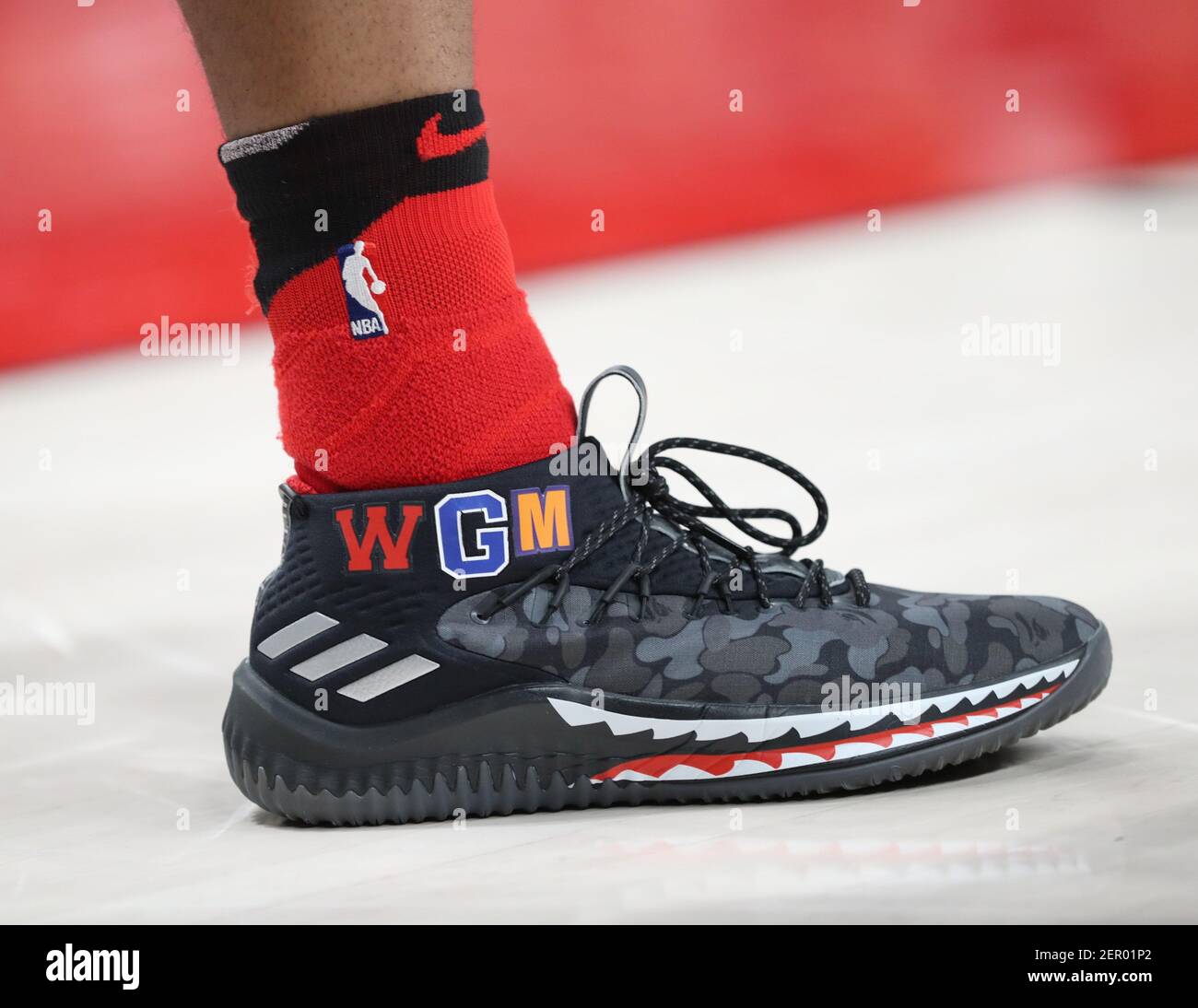 1 de marzo de 2018; Portland, OR, EE.UU.; Zapatos Camo Adidas usados por  Portland Trail Blazers guardia Damian Lillard (0) contra los Timberwolves  de Minnesota en Moda Center. Crédito obligatorio: Jaime Valdez-USA