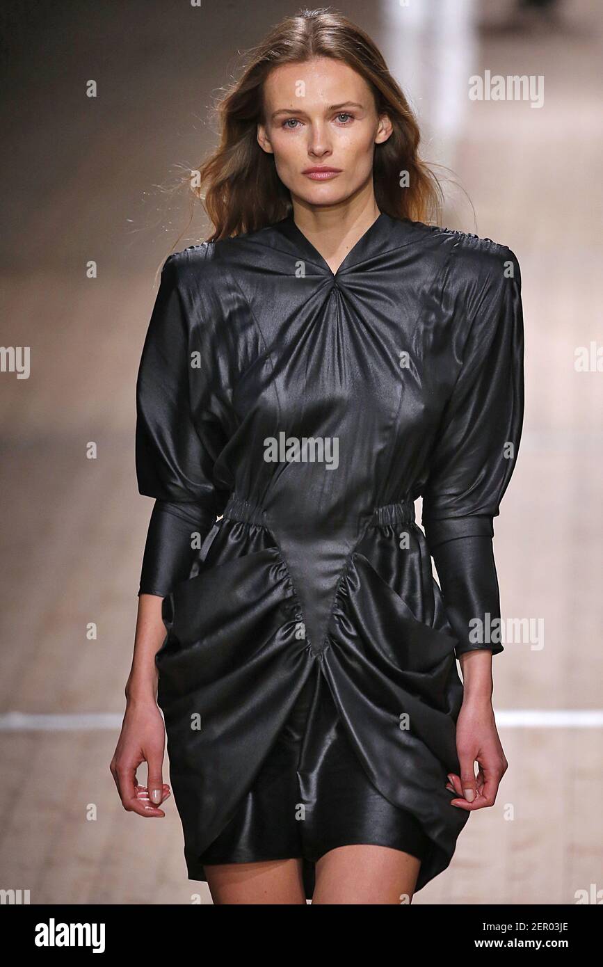 Modelo Edita Vilkeviciute camina por la pista durante el espectáculo de moda  Isabel Marant durante la Semana de la Moda de París ropa de mujer Otoño Invierno  2018-2019 celebrado en París, Francia
