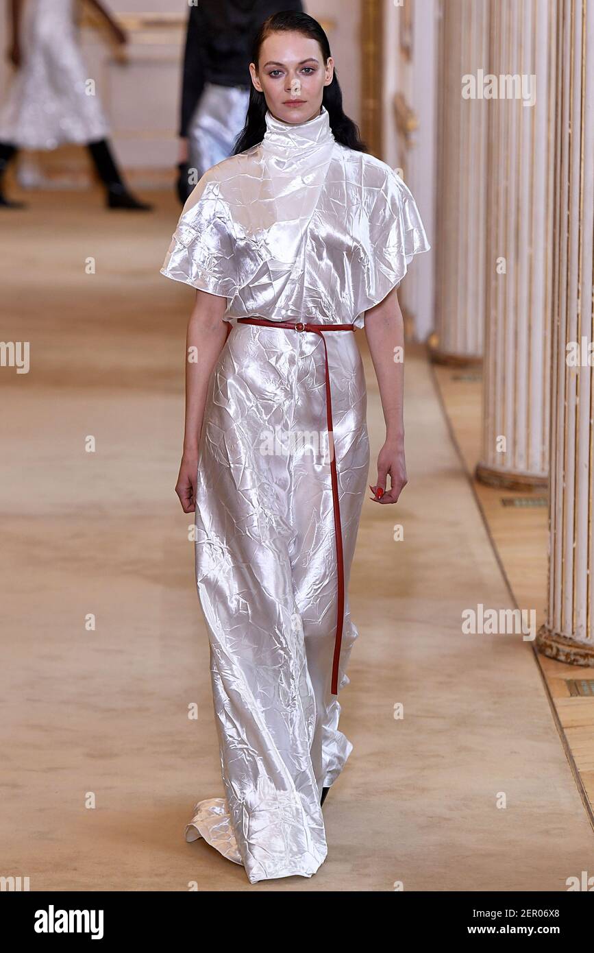 Modelo Kinga Rajzak camina en la pista durante el desfile de moda Nina Ricci durante la Semana de la Moda de París Womenswear Otoño Invierno 2018-2019 celebrado Francia el 2