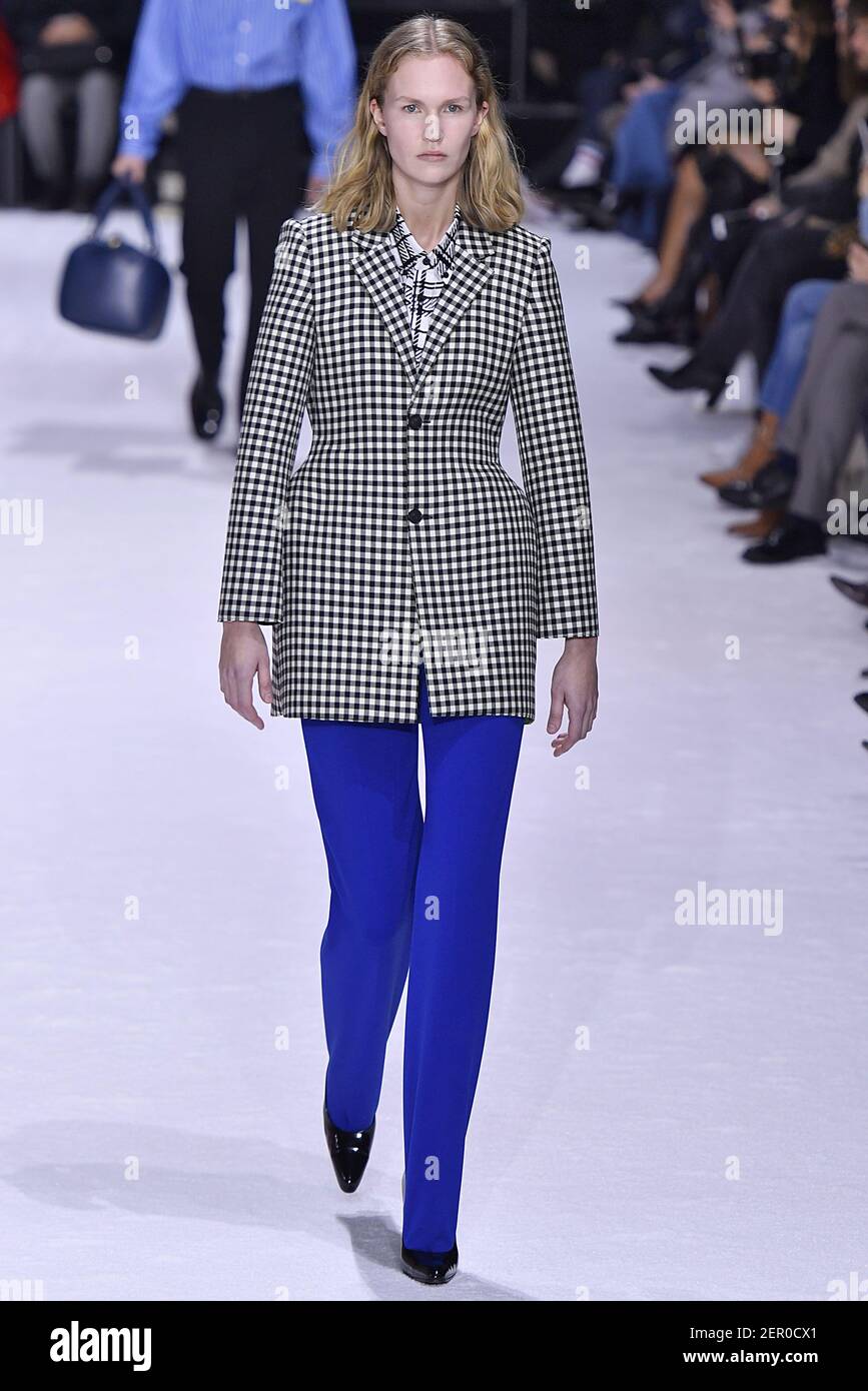 Modelo Andrea Wilme camina en la pista durante el Balenciaga Fashion Show  durante Paris Fashion Week Womenswear Otoño Invierno 2018-2019 celebrado en  París, Francia el 4 de marzo de 2018. (Foto de