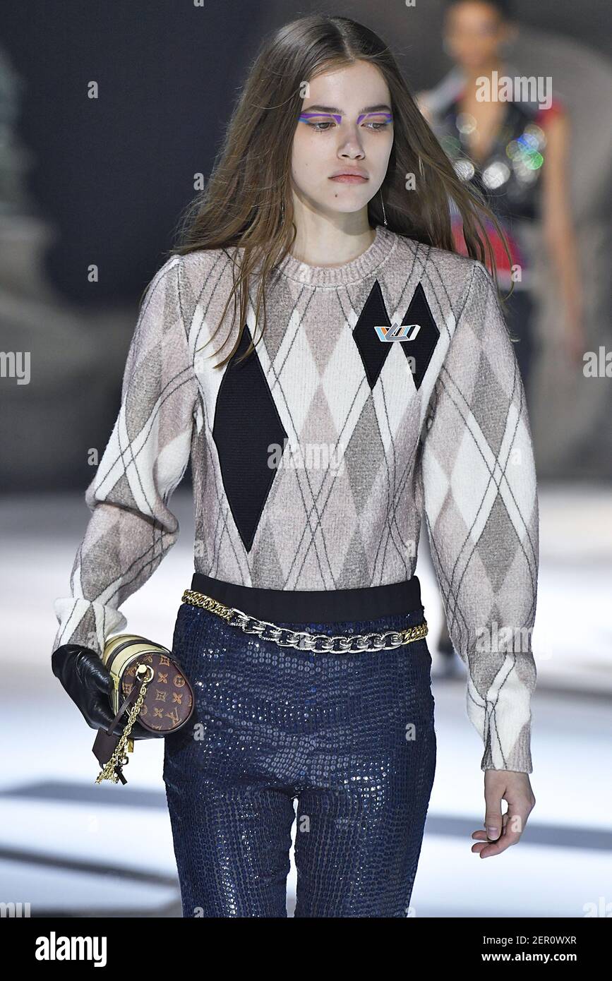 Modelo Masha Skokova camina en la pista durante el Louis Vuitton Fashion  Show durante Paris Fashion Week Womenswear Otoño Invierno 2018-2019  celebrado en París, Francia el 6 de marzo de 2018. (Foto
