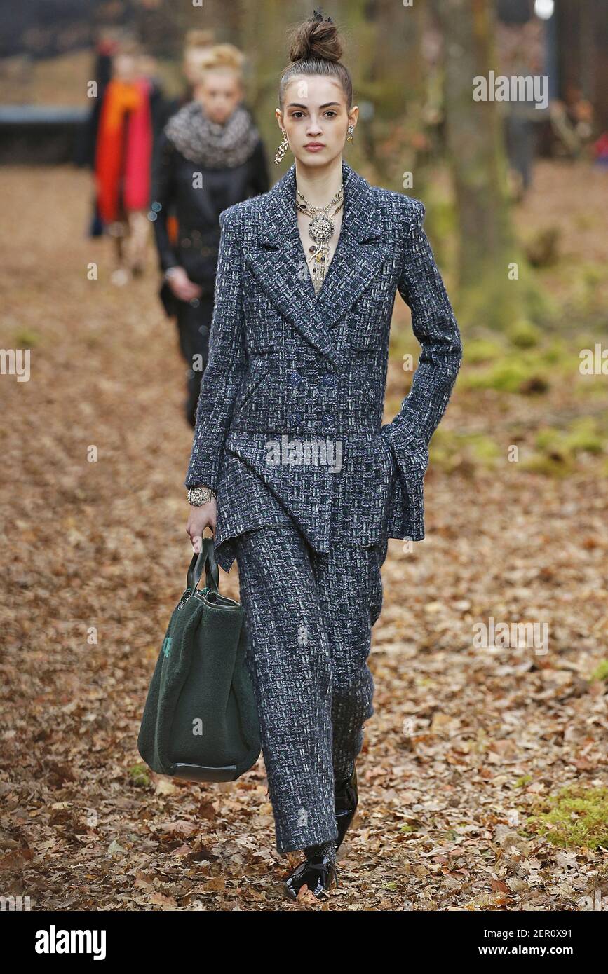 Modelo Camille Hurel camina en la pista durante el Chanel Fashion Show  durante Paris Fashion Week Womenswear Otoño Invierno 2018-2019 celebrado en  París, Francia el 6 de marzo de 2018. (Foto de