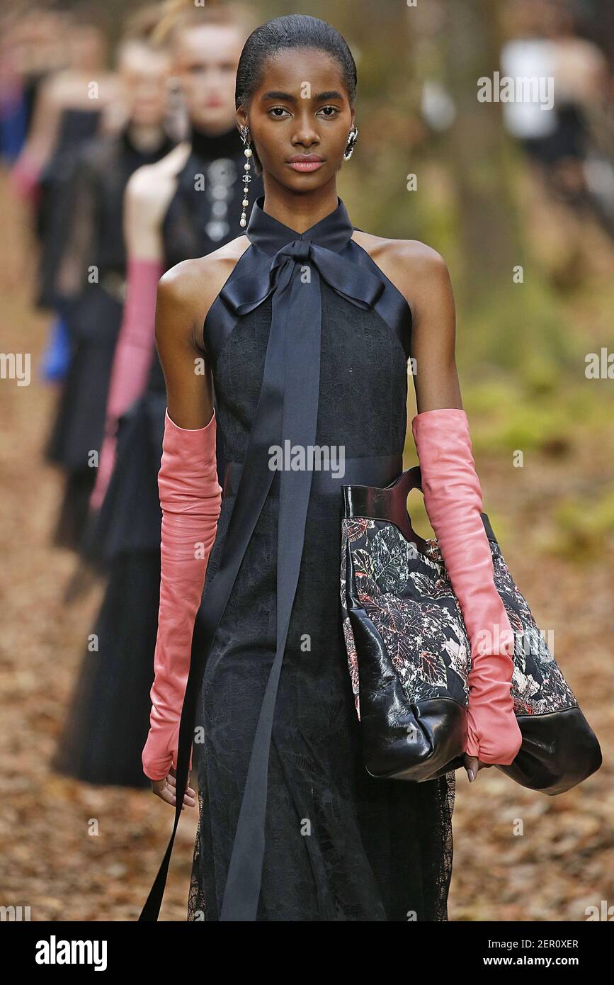 Modelo Tami Williams camina en la pista durante el Chanel Fashion Show  durante Paris Fashion Week Womenswear Otoño Invierno 2018-2019 celebrado en  París, Francia el 6 de marzo de 2018. (Foto de