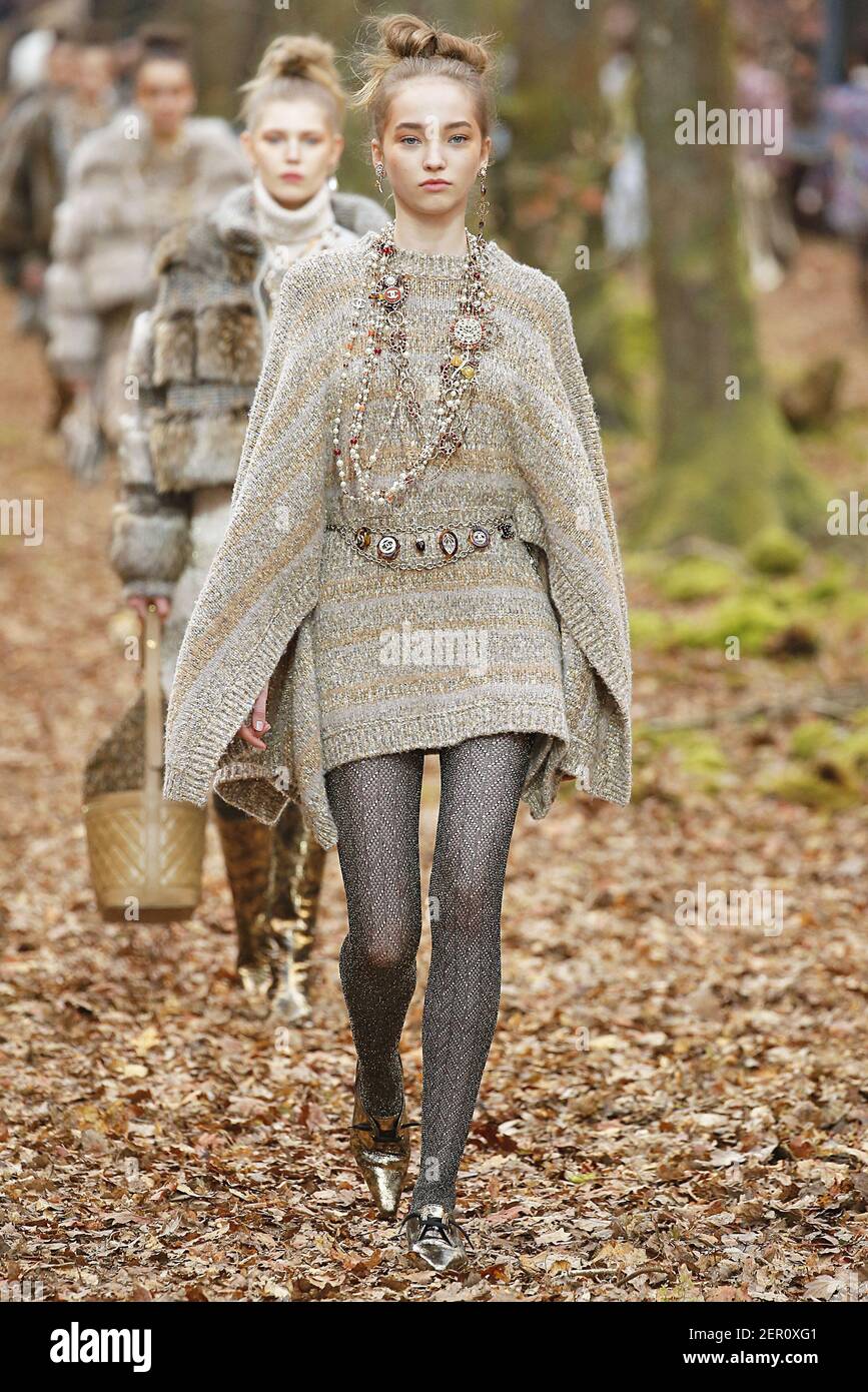 Modelo Milena Ioanna camina en la pista durante el Chanel Fashion Show  durante Paris Fashion Week Womenswear Otoño Invierno 2018-2019 celebrado en  París, Francia el 6 de marzo de 2018. (Foto de