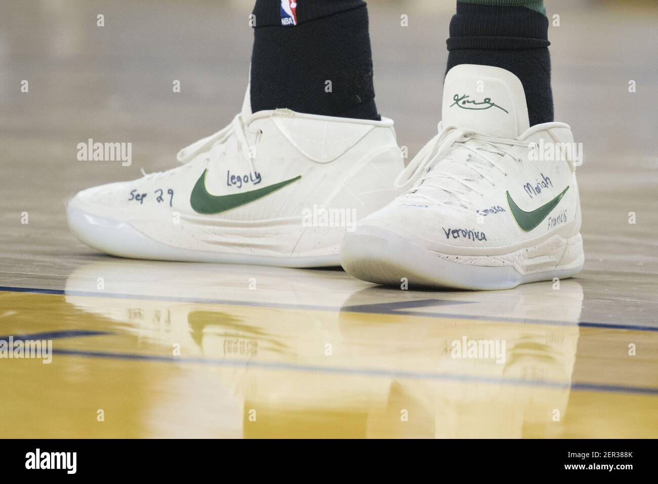 29 de marzo de 2018; Oakland, CA, EE.UU.; Vista detallada de los zapatos  Nike usados por Milwaukee Bucks Forward Giannis Antetokounmpo (34) durante  el tercer cuarto contra los Golden State Warriors en