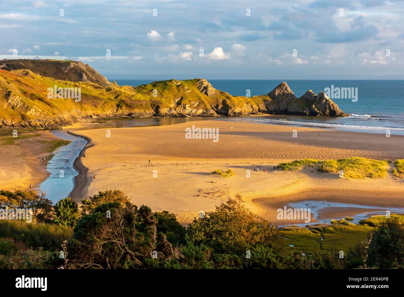 Vista de la playa de arena en Three Cliffs Bay on La costa sur de la península de Gower cerca de Swansea in Gales del Sur Reino Unido Foto de stock