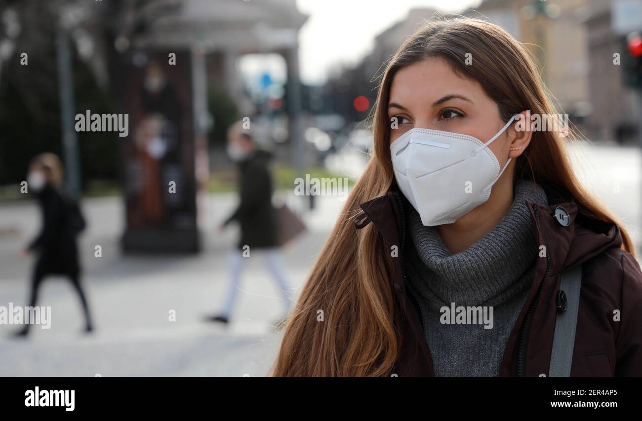 Se respeta el distanciamiento social. Retrato de una mujer joven con máscara  FFP2 KN95 en ropa de invierno al aire libre Fotografía de stock - Alamy
