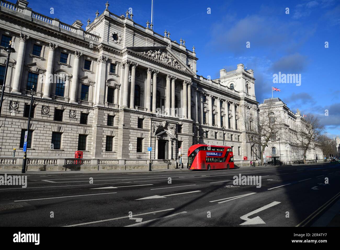 Edificios del Departamento de Gobierno y un Whitehall desierto, Westminster durante el cierre de Londres de la pandemia del Coronavirus Foto de stock