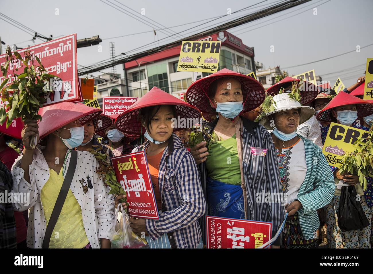 Mandalay, Myanmar. 28 de febrero de 2021. Manifestantes birmanos llevan señales durante una manifestación contra el golpe militar en Mandalay, Myanmar, el domingo, febrero. 28, 2021. Las fuerzas de seguridad siguen reprimidos contra las manifestaciones contra el golpe militar. Foto de Xiao Long/UPI crédito: UPI/Alamy Live News Foto de stock