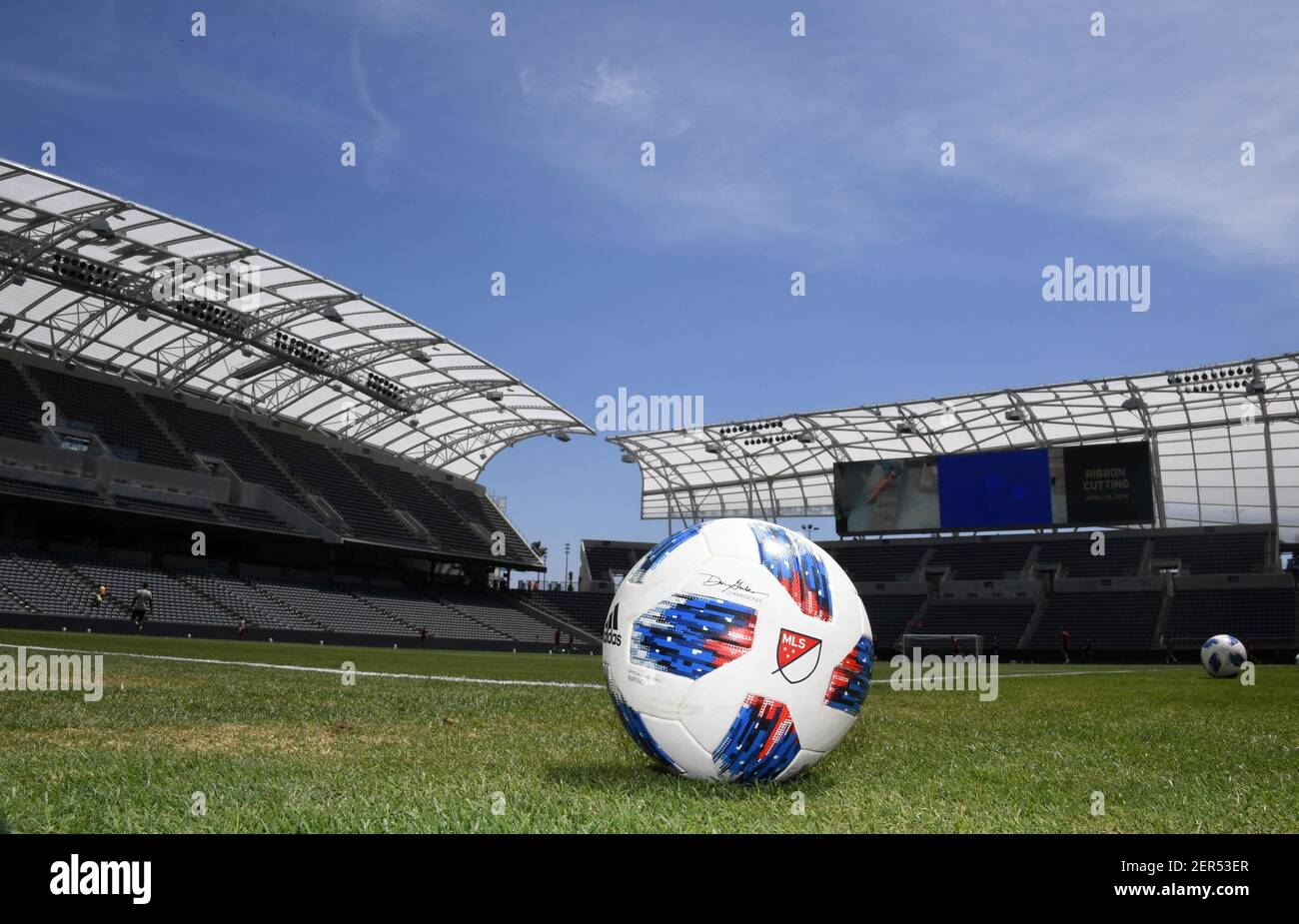 18 de abril de 2018; los Angeles, CA, EE.UU.; Vista general del balón  oficial de fútbol de la MLS Adidas en el campo del Banc of California  Stadium. El estadio de 22,000