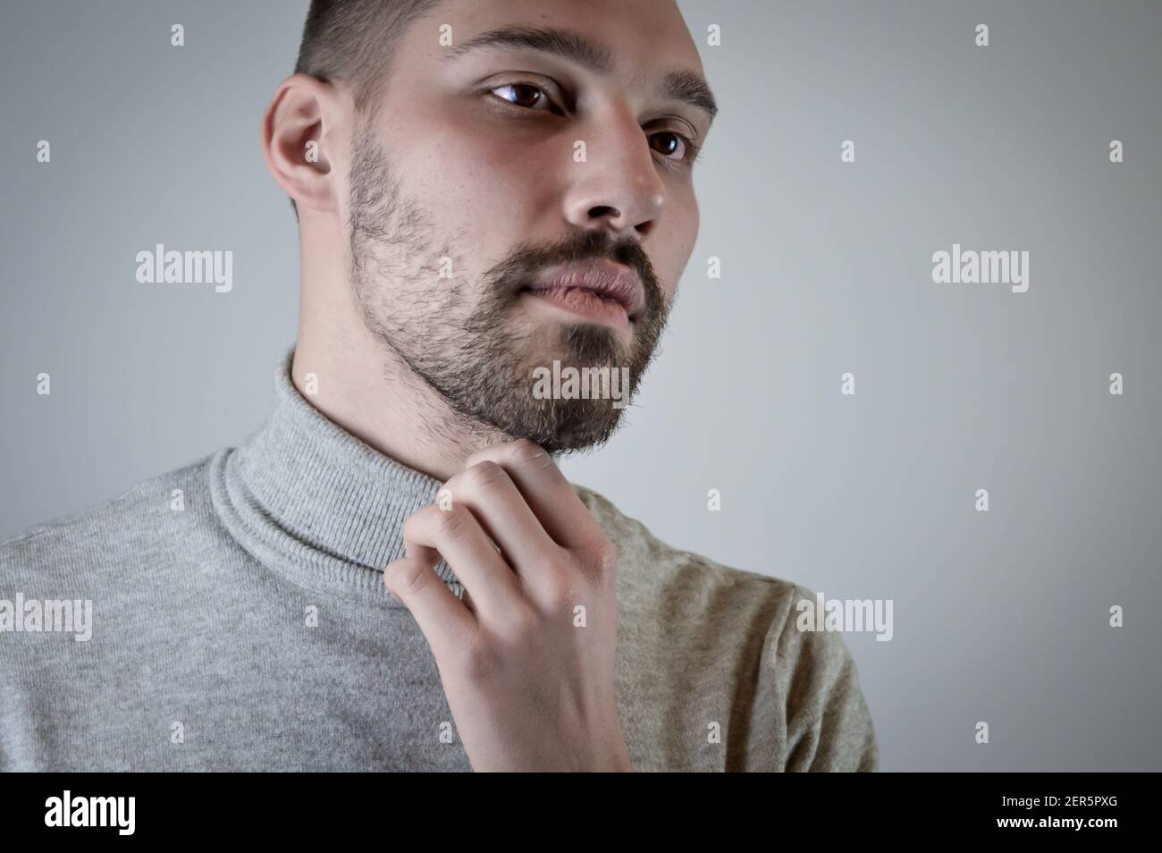 Rastrojo en la cara. Un hombre con una barba rubia corta. Barba corta  Fotografía de stock - Alamy