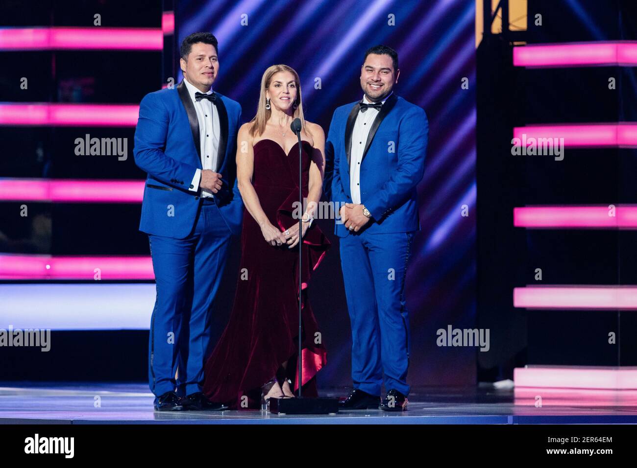 Oswaldo Silvas y Alan Ramírez de banda MS con Leila Cobo (Centro) durante  los Billboard Latin Music Awards 2018 celebrados en el Mandalay Bay Events  Center en las Vegas, Nevada, el 26