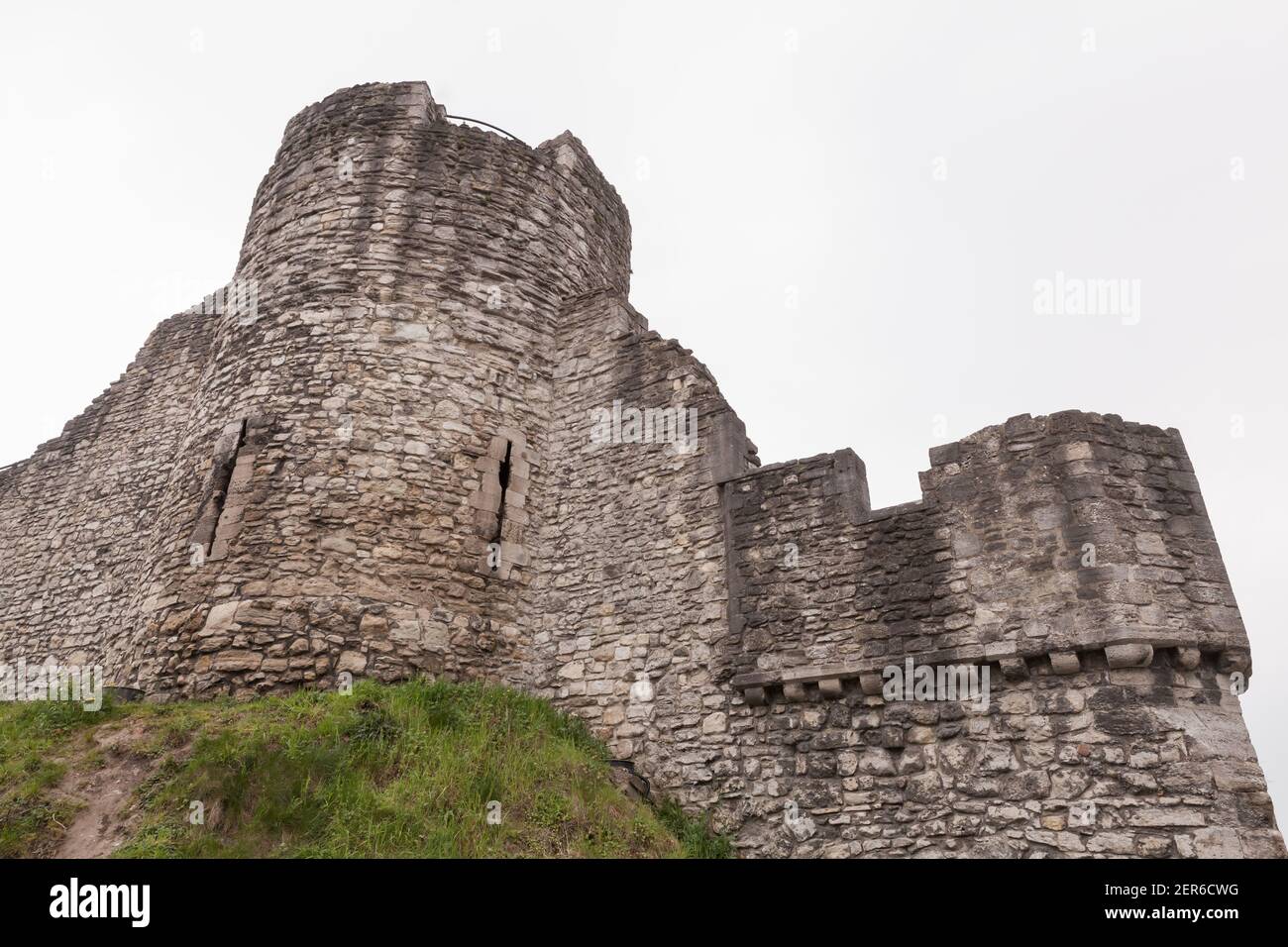 Torre de piedra en ruinas y murallas de la ciudad de Southampton, es una secuencia de estructuras defensivas construidas alrededor de la ciudad en el sur de Inglaterra Foto de stock